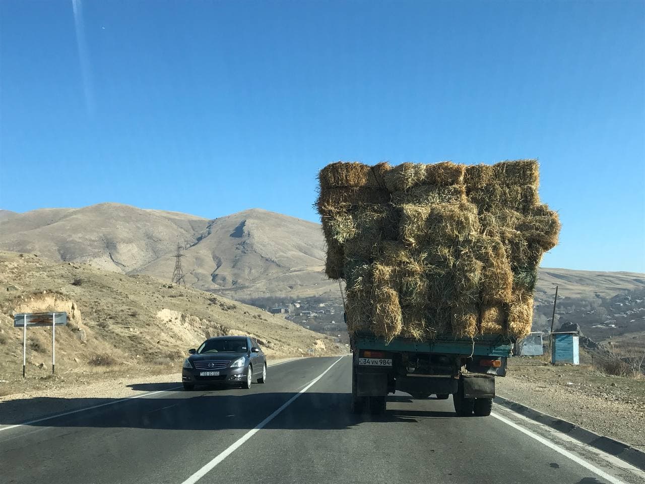 Рис. 2. На пути в сельскую Армению. Автор фото Ксения Демидова