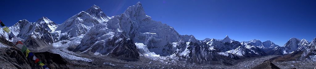 Рис.&nbsp;3. Самая высокая в мире гора Эверест (вдалеке левее высокого пика, видного на переднем плане фотографии) и&nbsp;окружающие его вершины&nbsp;[5]