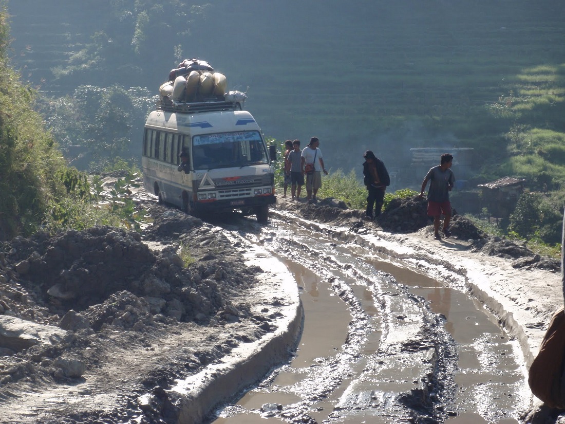 Рис.&nbsp;4. Горные дороги в Непале в большинстве своем находятся в плохом состоянии, не&nbsp;имеют ограждений и никак не защищены от опасных склоновых процессов&nbsp;[9]