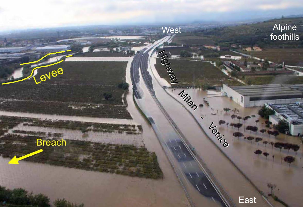 Рис. 1. Автомагистраль Милан – Венеция, затопленная 1 ноября 2010 года после разрушения земляной дамбы (выделенной желтой линией), идущей вдоль берега ближайшей реки [1] 