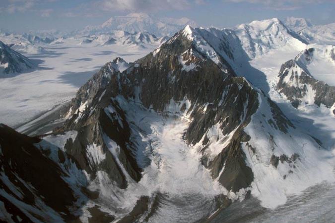Рис. 29. Очень крутые стенки ледникового цирка на горе Логан&nbsp;– самой высокой вершине Канады (5956&nbsp;м), на которой всегда мороз&nbsp;[8,&nbsp;14]