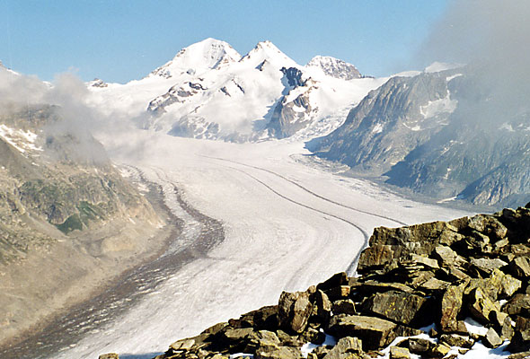 Рис. 32. Алеч&nbsp;– cамый большой ледник в Альпах, который сейчас постепенно отступает (в&nbsp;1973&nbsp;году он имел длину около 24&nbsp;км и площадь примерно 86,63&nbsp;кв.&nbsp;км и был включен ЮНЕСКО в&nbsp;&#171;Список всемирного наследия&#187;)&nbsp;[1]