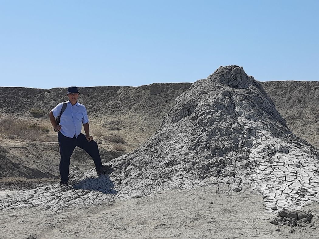 Рис. 1. Грифон высотой 2,5 м в кальдере грязевого вулкана Бахар (Республика Азербайджан). Фото автора. 2022 г.