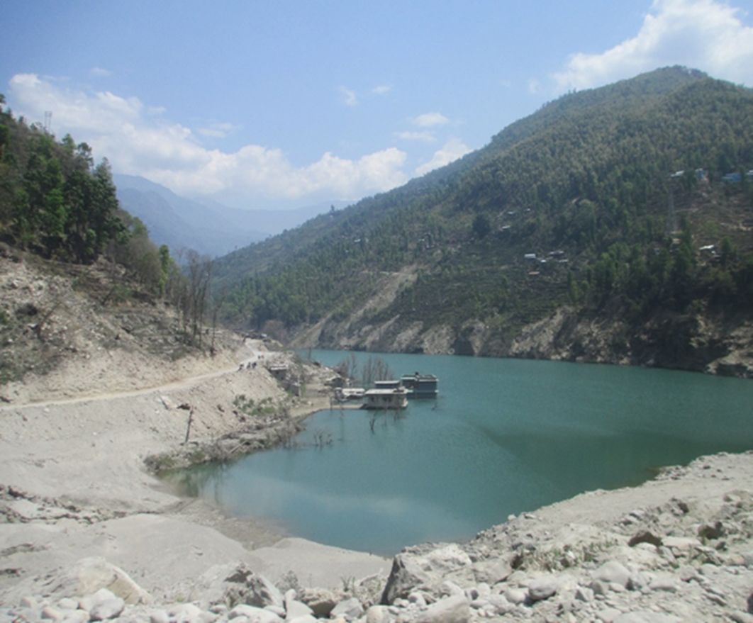 Рис. 2. Завальное озеро в&nbsp;60&nbsp;км к&nbsp;северо-востоку от&nbsp;Катманду (Непал). Образовалось 2 августа 2015 г. в результате перекрытия долины р. Санкоши грандиозным оползнем объемом около 50 млн. м3. Фото автора. 2016 г.