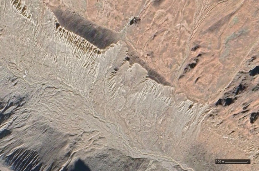 Рис. 6. Осыпные шлейфы в долине р.Ирикчпт (космоснимок Google)