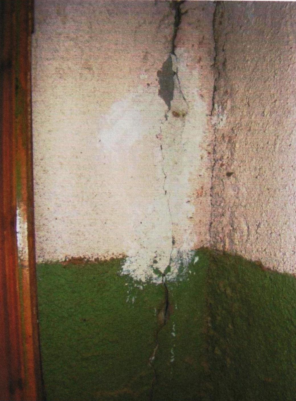 Рис.&nbsp;3. Трещины в стене и на стыках панелей, проявившиеся сквозь штукатурку и краску