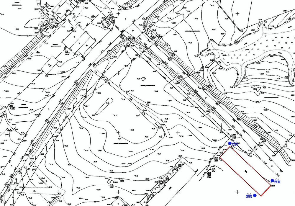 Рис.&nbsp;8. Результаты современной топографической съемки территории расположения рассматриваемого дома, контуры которого показаны в виде темно-красного прямоугольника. Cиние кружки показывают места расположения инженерно-геологических скважин.