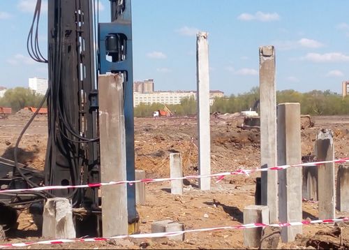Сваи в песчаных и глинистых грунтах: забивка или вдавливание? На что влияет геология