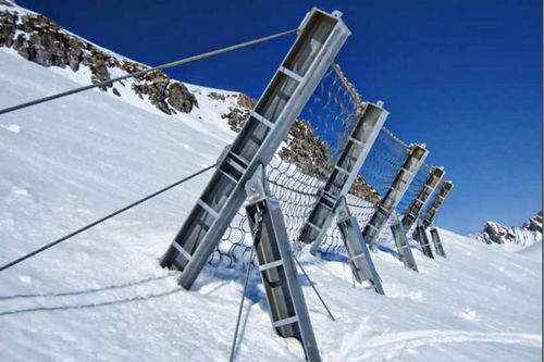 Испытан новый сетчатый противолавинный барьер