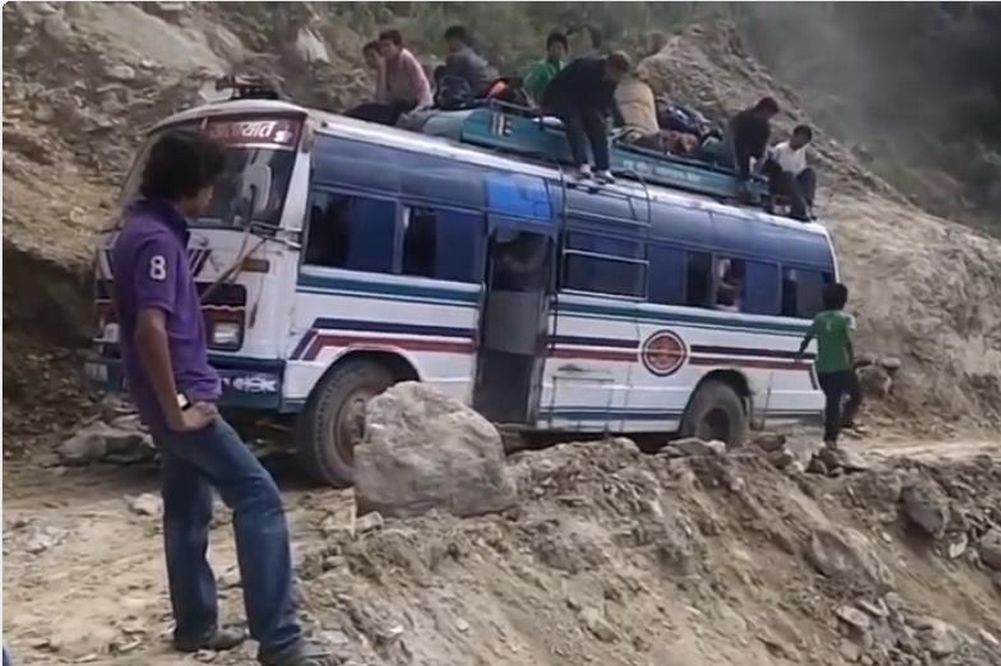 О необходимости инженерной защиты непальской горной дороги от камнепадов