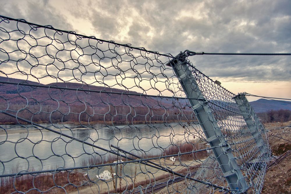 Применение пространственного многокритериального анализа для оценки опасности камнепадов вдоль линейных сооружений